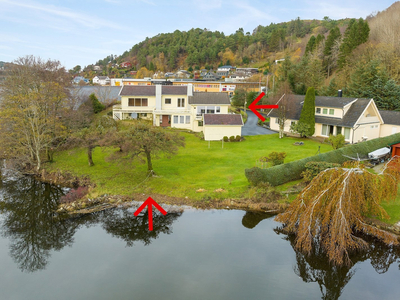 Unik eiendom som grenser til Lygrefjorden med to boenheter