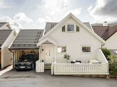 Utrolig innbydende og innholdsrik familiebolig. Velholdt med god standard. Solrike uteplasser. Egen carport m/lader.