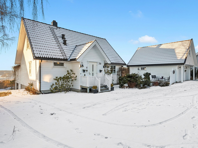 Velholdt enebolig med praktfull utsikt og gode solforhold. Tilbygget 2009. Dobbel garasje fra 2007. Renovert bad i 2018.