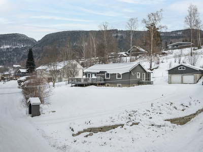 Velholdt enebolig med rolig, fin og attraktiv beliggenhet i øvre Vinstra. Gangavstand til sentrum. Romlig tomt. Garasje.