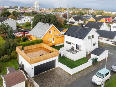 Velholdt og innholdsrik enebolig i et atraktivt område. Dobblegarasje med takterrasse