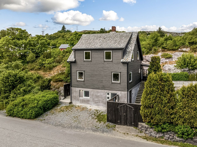 Velholdt og oppgradert enebolig med 4 soverom. Solrik og særdeles flott hage.