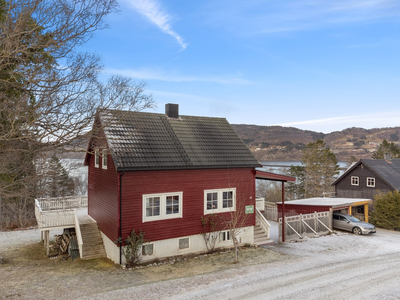 Visnes- Betydelig oppgradert enebolig med romslig tomt, utsikt og garasje!