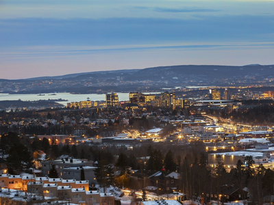 Attraktiv og lys 3-roms med panoramautsikt | Innglasset balkong | Heis |Garasjeplass |Nær T-bane