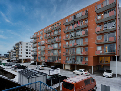 Badeparken - Flott 2-roms leilighet på Stormyra - Sentral beliggenhet med fast parkering - Balkong