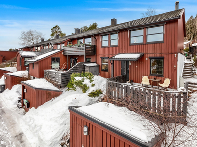 Enderekkehus - Høy standard - Rolig - Barnevennlig - Flott utsikt - Lillomarka - 3 Sov - Peis - Balkong/Hage - Garasje