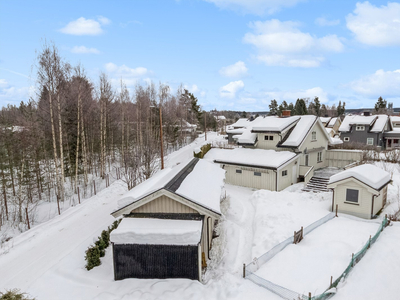 Enebolig rolig beliggende på vestsiden av Glomma - Kort vei til flotte turområder og sentrum - Garasje og stor hage!