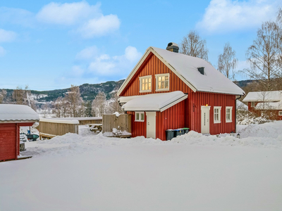 Enebolig ved Krøderfjorden | Nært flotte turmuligheter sommer som vinter | Gode solforhold | Terrasse