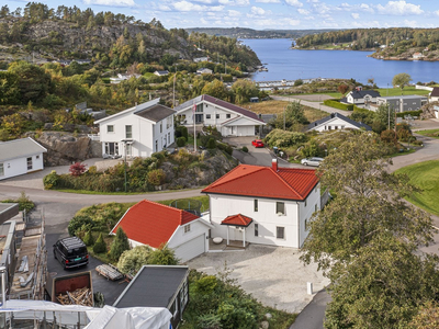 Familievennlig enebolig fra 2014. Dobbelgarasje m/loft. Terrasser, kveldssol og sjøutsikt. 4 soverom, 2 bad og ildsted.