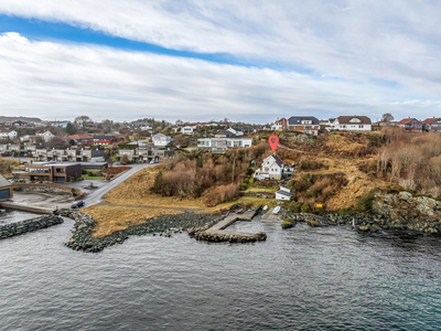 Flott enebolig med panoramautsikt til Karmsundet - Strandlinje med molo og båtopptrekk - Usjenerte uteområder, stor tomt