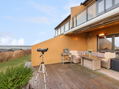 Flott leilighet med trappefri adkomst | Nydelig utsikt mot havet | Markterrasse | Carport m/ lader | Gode solforhold