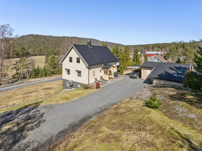 Frittliggende enebolig med hyggelig utsyn mot Tovdalselva | Flotte uteområder | Tett på vakker natur og Gauslåtjenna