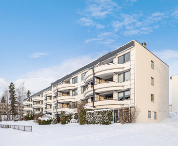 Gjennomgående 3-roms med solrik balkong - Buss og T-bane rett ved - Moderniseringsbehov - Vinduer & dører nye i 2024*.