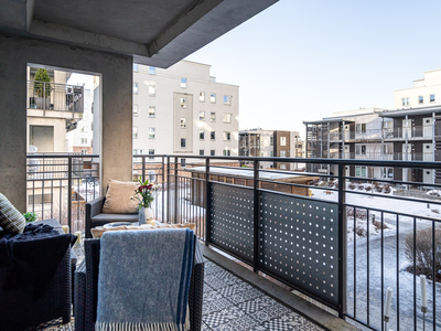 Gjennomgående 4-roms hjørneleilighet med stor balkong, garasjeplass og 2 bad - Oppgradert i 2018 og 2024.