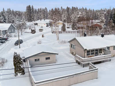 Innholdsrik enebolig på solrik og åpen tomt. Fine uteplasser og dobbelgarasje.