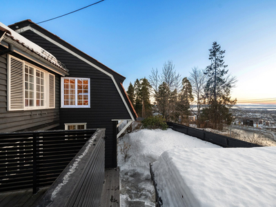 Lekker arkitekttegnet halvpart tomannsbolig med fantastisk fjordutsikt, solrik terrasse og hage. Dobbelgarasje