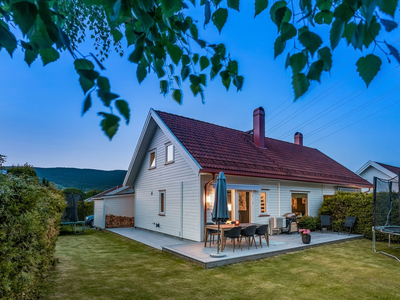 Lekker vertikaldelt tomannsbolig med flott beliggenhet langs elva - Flott hage og terrasse - Garasje - Gode solforhold