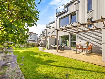 Lekkert rekkehus fra 2013 | Solrik terrasse, hage og takterrasse | 2 garasjeplasser | 2 bad | 2 stuer | 3 sov | Utsikt