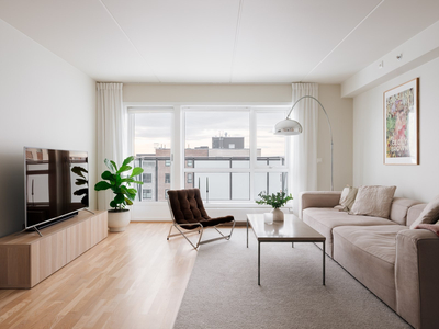 Lys og moderne 3-roms leilighet fra 2018 | Solrik balkong på 7 m²| Alt inkl. i felleskost| Garasjeplass m/el-bil lader