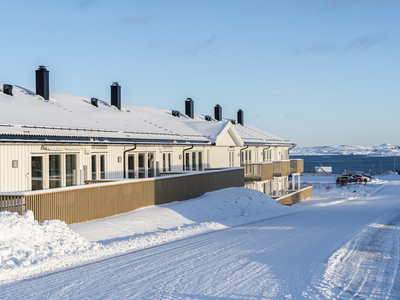 Moderne og oppgradert rekkehus med stor veranda. Inngang fra bakkeplan, alt på en flate. Garasje. Sentral beliggenhet