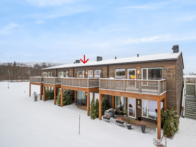 Nyere 3-roms selveierleilighet på Motunet. Moderne fargevalg. Carport med tilhørende sportsbod.