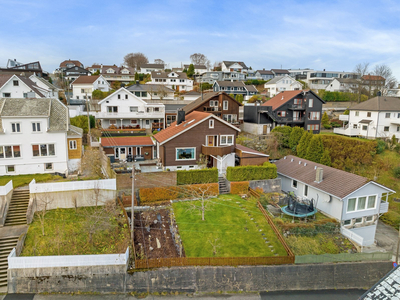 Pen enebolig med dobbelgarasje, 2 bad/wc, nydelig sjøutsikt og flotte uteplasser. Sentral og attraktiv beliggenhet.