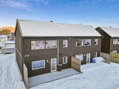 Pent og nyere del av tomannsbolig med sentral beliggenhet. Lekkert kjøkken og bad! Carport og bod.