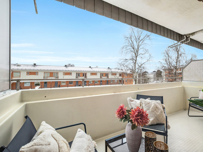 Perfekt førstegangskjøp! Lys leilighet med solrik balkong på 8m². Bad fra 2019 i regi av brl. Varmtvann/fyring inkl.