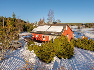 Renoveringsobjekt med muligheter. Enebolig på stor tomt med inngjerdet hage, terrasse og uthus. Idyllisk og landlig.