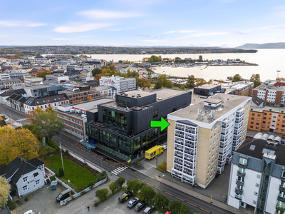 Romslig 3-roms andelsleilighet i 8. etasje. Sentral beliggenhet i sentrum - Innglasset balkong med utsikt.