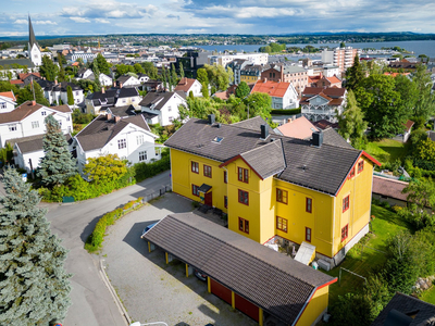 Romslig & sjarmerende selveier. Ligger i 2.etasje i flott bygg med masse sjel. Fin uteplass på balkong & flott utsikt.