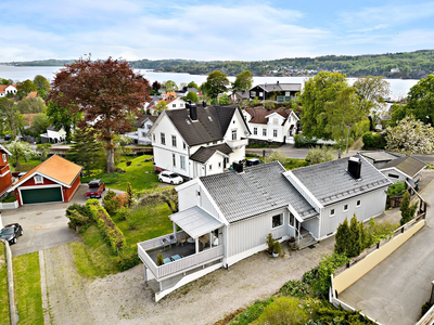 Stor og innholdsrik bolig. Garasje, carport og fine uteplasser. 3 bad og 4 soverom. Havgløtt og mye sol! Godkjent utleie