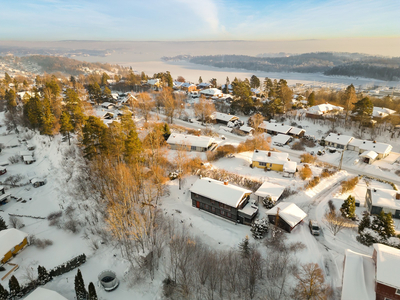 Solrik og innholdsrik enebolig i populært og barnevennlig område - 4(5) sov - Garasje og carport