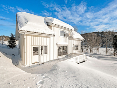 Songe - Innholdsrik enebolig med garasje, romslig tomt og strandlinje. Utsikt. Veranda. Tilgang til sjø fra Songevannet.