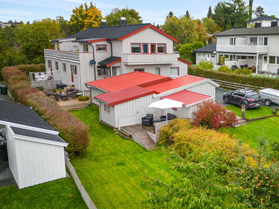 Stor halvpart på ca. 217 BRA m² med utleiedel. Garasje og carport. Flere uteplasser. Solrik på tomt ca. 522 m².