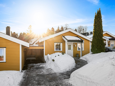 Sverstad - Svelvik Kjedet enebolig med alt på ett plan.
Barnevennlig og sentral beliggenhet.
Carport, terrasse og hage.