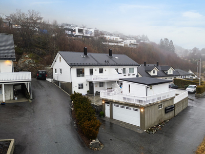 Vertikaldelt tomannsbolig med barnevennlig beliggenhet - Utleiedel - Dobbel garasje - Gangavstand til skole & bhg!