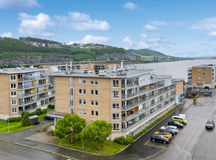 3-roms leilighet på Jæktbyn. Romslig, innglasset veranda. Fin utsikt over småbåthavna og fjorden.