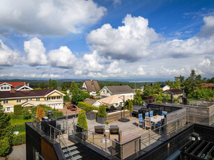 Barnevennlig, sol og utsikt på toppen av Myrvoll. Tomannsbolig med garasje, fantastisk takterrasse, jacuzzi og pergola.