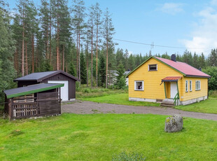 Bolighus med garasje i Bufodgrenda, 5 km fra sentrum. Kjeller og loft med god takhøyde. Ekstra tomt medfølger. 3 sov.