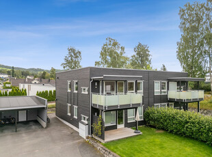 Brumunddal - Pen og nyere 3-roms leilighet med solrik balkong. Sentralt beliggende. Carport.