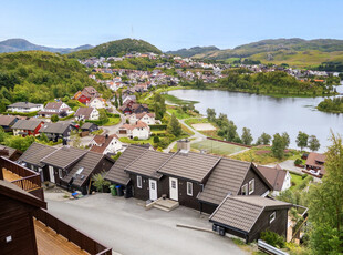 Del av vertikaldelt bolig med fabelaktig utsikt | Usjenert uteområde med flere terrasser | 3 soverom og gode løsninger