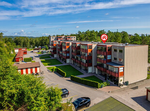 Ende / toppleilighet (gjennomgående). 3 soverom. Stor/vestvendt innglasset balkong. Eget vaskerom. Garasje. 3 boder.