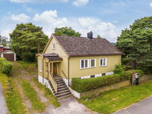 Enebolig i sentralt område på Sundjordet. Solrik og usjenert tomt. Oppussingsobjekt.