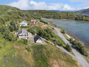 Enebolig med nydelig sjøutsikt, solrik hage og fine uteplasser. Garasje m/innredet loft.