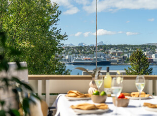 Enebolig med sentral plassering, garasjeplass og gode sol-/utsiktsforhold