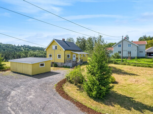 Enebolig på romslig tomt i landlige omgivelser. Kun 2 km. til Lunner sentrum og togstasjon.