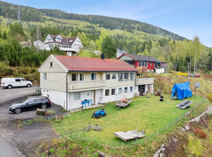 Enebolig på solfylt utsiktstomt. Innredet med 2 boenheter. Etablert boligfelt nær Byglandsfjorden. Renoveringsobjekt