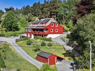 Familie/generasjonsbolig med naust, flytebrygge og stort uteareal i naturskjønne omgivelser. Solcelle på tak!