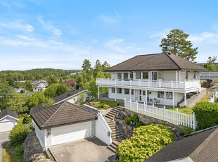 Fantastisk beliggende enebolig høyt og fritt på utsiktstomt i populært område - Fjordutsikt - Dobbelt garasje - Solrikt